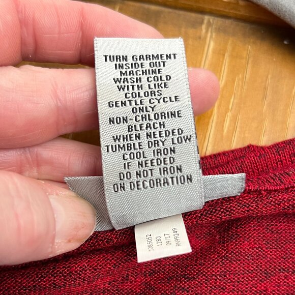 Catherines Red 3/4 Sleeve Christmas Gold Sequins Poinsettia Top SZ 3X/26W-28W - Picture 3 of 4